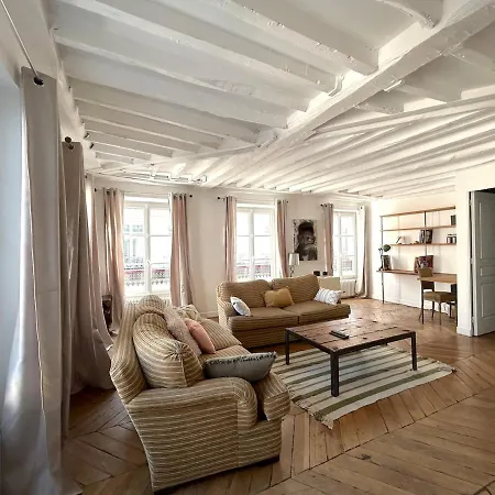 Outstanding And Sunbathed 3 Br Appartement