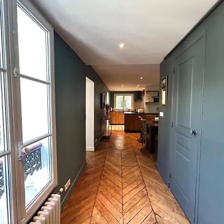 Outstanding And Sunbathed 3 Br Appartement