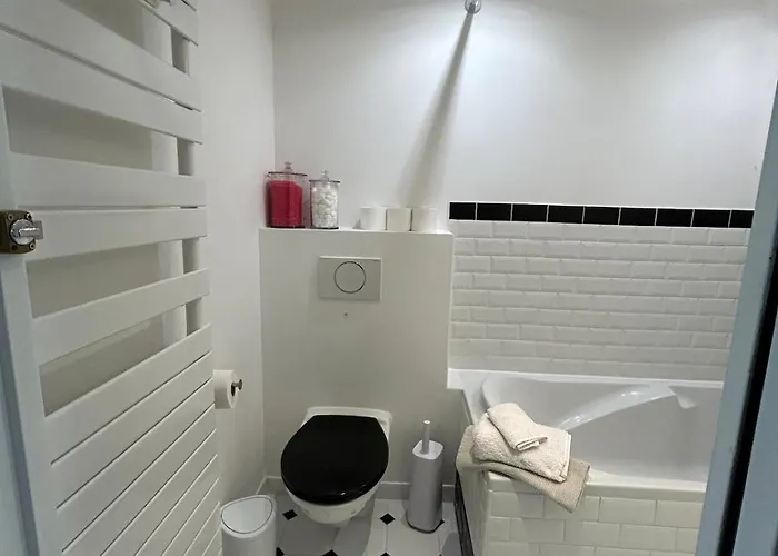 Outstanding And Sunbathed 3 Br Париж